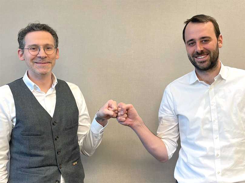 Dirk Zuleeg (links) und Simon Hubbeling (rechts) von Ellipsys – IT-Dienstleister aus Berlin – geben sich die Faust: ein Zeichen für partnerschaftliche IT-Betreuung, persönlichen IT-Support und moderne Zusammenarbeit. Das IT-Systemhaus Ellipsys unterstützt Unternehmen in Berlin mit zuverlässigen IT-Services – von IT-Sicherheit über IT-Infrastruktur und Managed Services bis hin zu modernem Arbeiten. Mehr über IT-Betreuung, Referenzen, Kontakt und Jobs bei Ellipsys unter ellipsys.de.